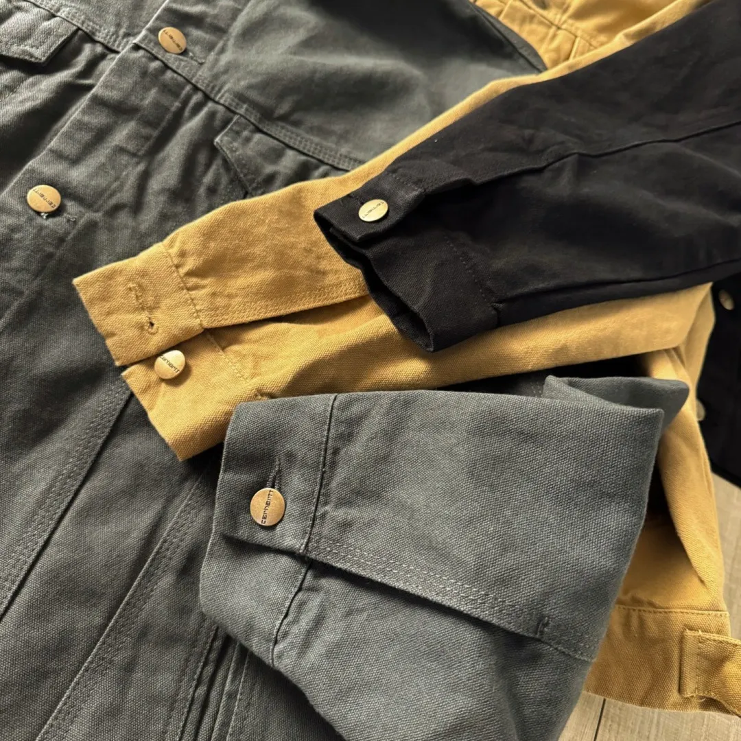 (Added cotton +10) Carhartt Carhartt American Retro Work Jacket Heavy Washed Vintage Detroit Trucker Denim Jacket Denim Jacket The fabric is made of high-weight Quality pure cotton Canvas. The overall color has been washed and aged to the best, and the various small details are very good! Very handsome and true Boxy short and wide version! Style No.: J 2506 Color: Black Dark Gray Rice White Size: S～XL Size Length Bust Shoulder Width Sleeve Length S 68 128 54 58 M 70 132 56 59 L 72 136 58 60 XL 74 140 60 62